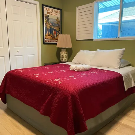 Private La Bedroom W Private Half-Bathroom - Ac - Wifi - Private Fridge -Smart Tv